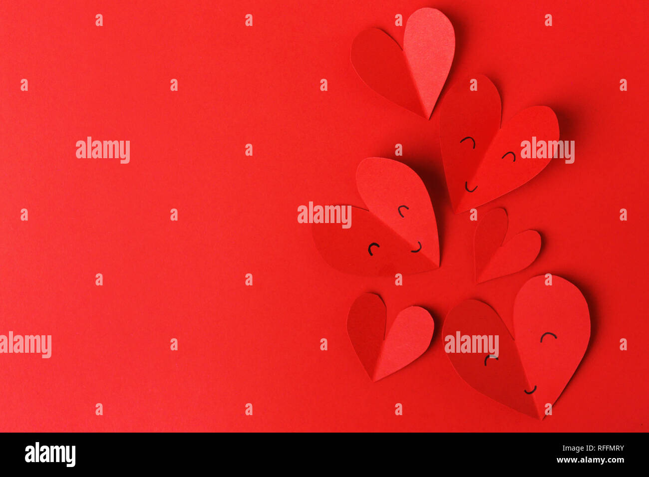 Schönen Valentines Tag Papier Herzen auf rotem Hintergrund. Blick von oben. Valentines Tag Konzept. Stockfoto
