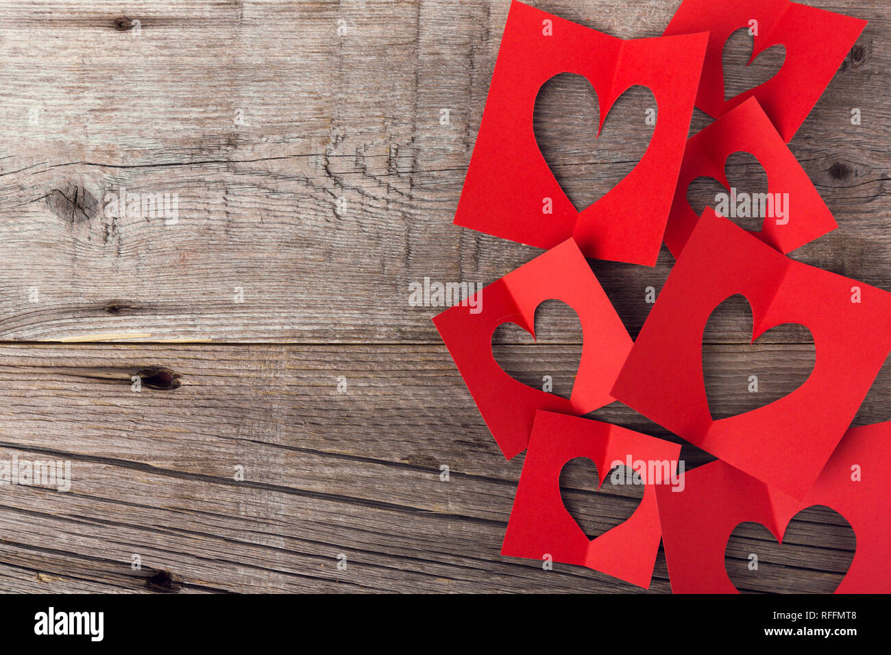 Schönen Valentines Tag Papier Herzen auf alten hölzernen Hintergrund. Blick von oben. Valentines Tag Konzept. Stockfoto