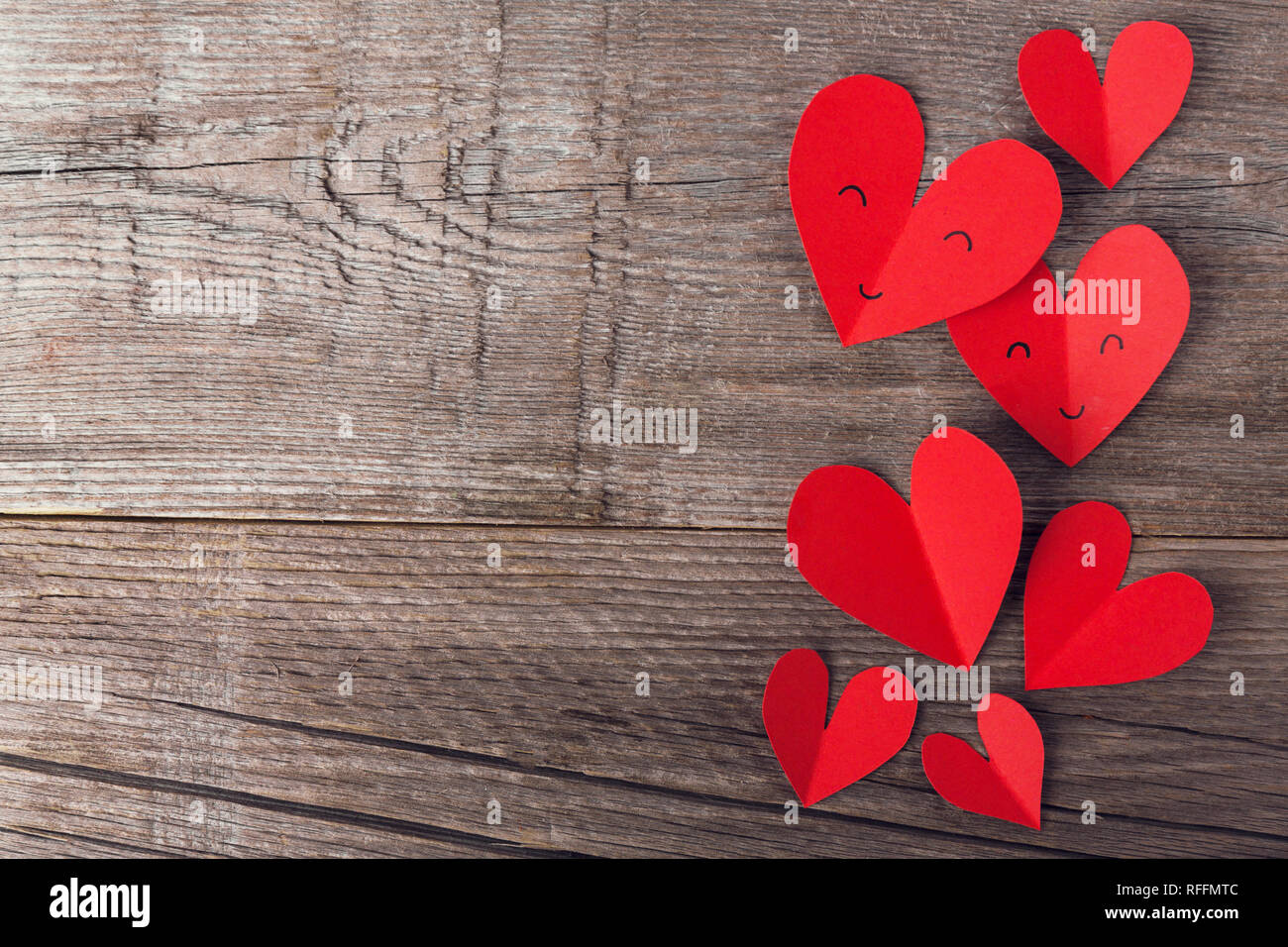 Schönen Valentines Tag Papier Herzen auf alten hölzernen Hintergrund. Blick von oben. Valentines Tag oder Familie Konzept. Stockfoto