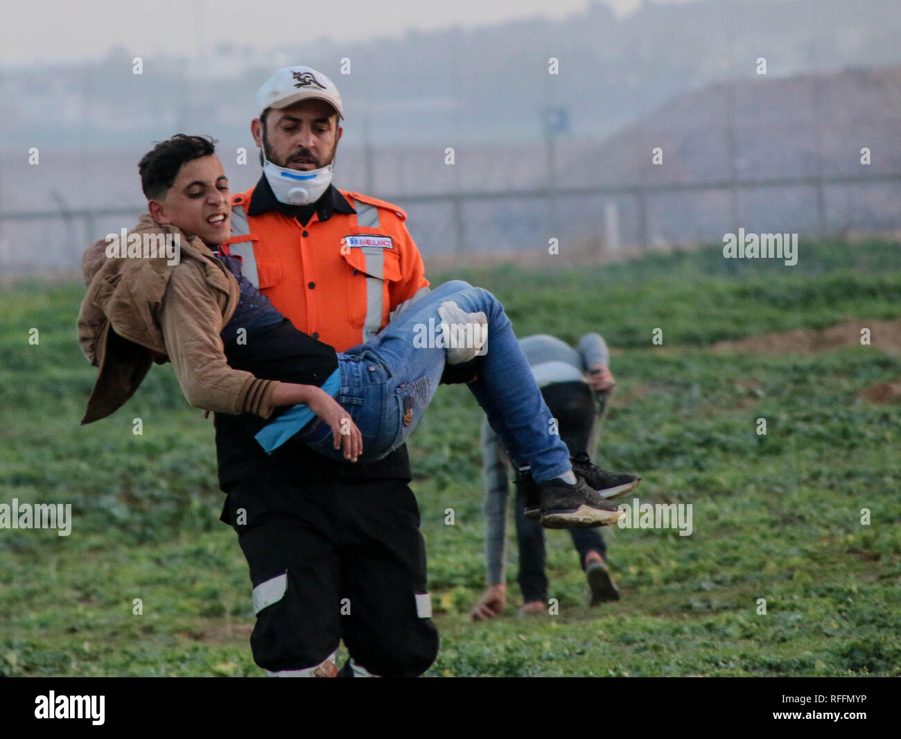 Medizinische Ahmed Abdel Bari Abu Foul gesehen, die ein junger Mann bei den Auseinandersetzungen verletzt. Die palästinensischen Bürger und die israelischen Streitkräfte stießen nördlich des Gazastreifens im Bereich der Abu Safiya aus Protest gegen die Anerkennung des US-Präsidenten Trump Jerusalem als Hauptstadt von Israel und weigerte sich, die Blockade. Stockfoto