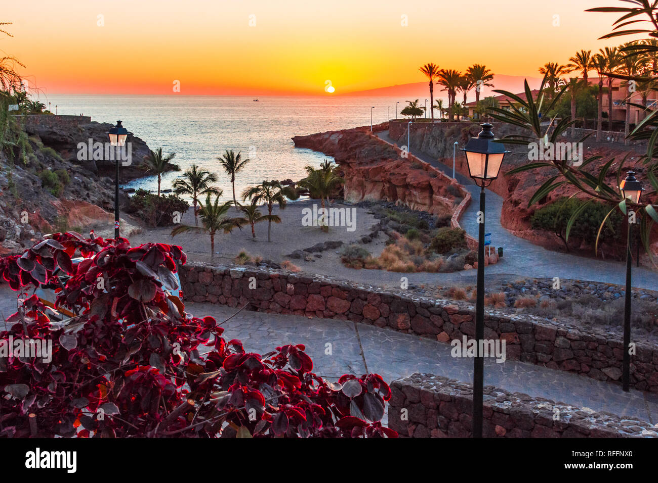 Playa Paraiso, Teneriffa, Kanarische Inseln, Spanien: Sonnenuntergang am Strand Playa Las Galgas Stockfoto