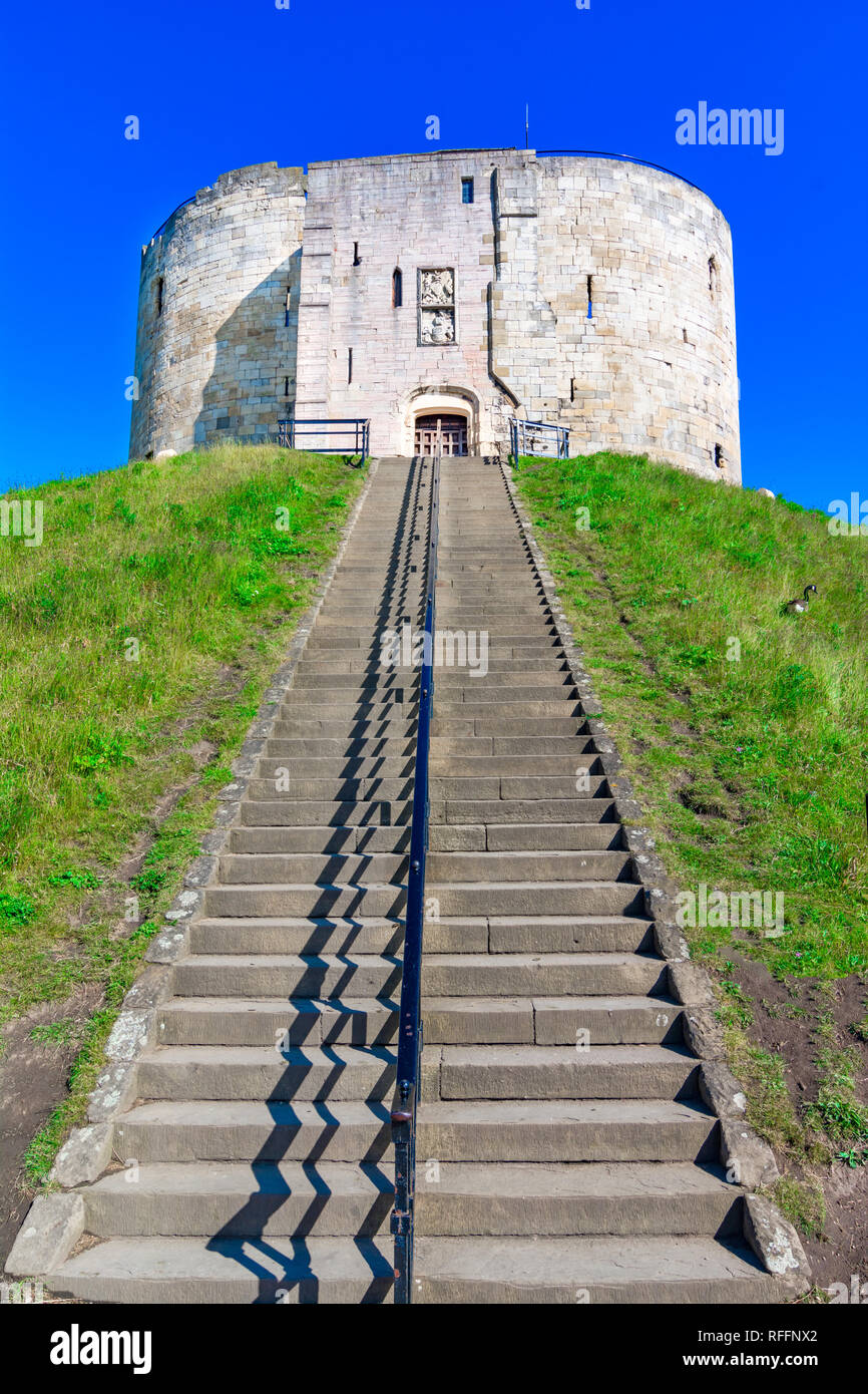 York, England, Vereinigtes Königreich: Clifford's Tower, eine befestigte Anlage mit der Burgen, Gefängnisse, Gerichte Stockfoto
