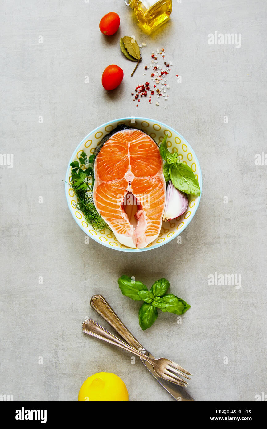 Ungekochter Lachs Steak und Zutaten zum Kochen flach Stockfoto