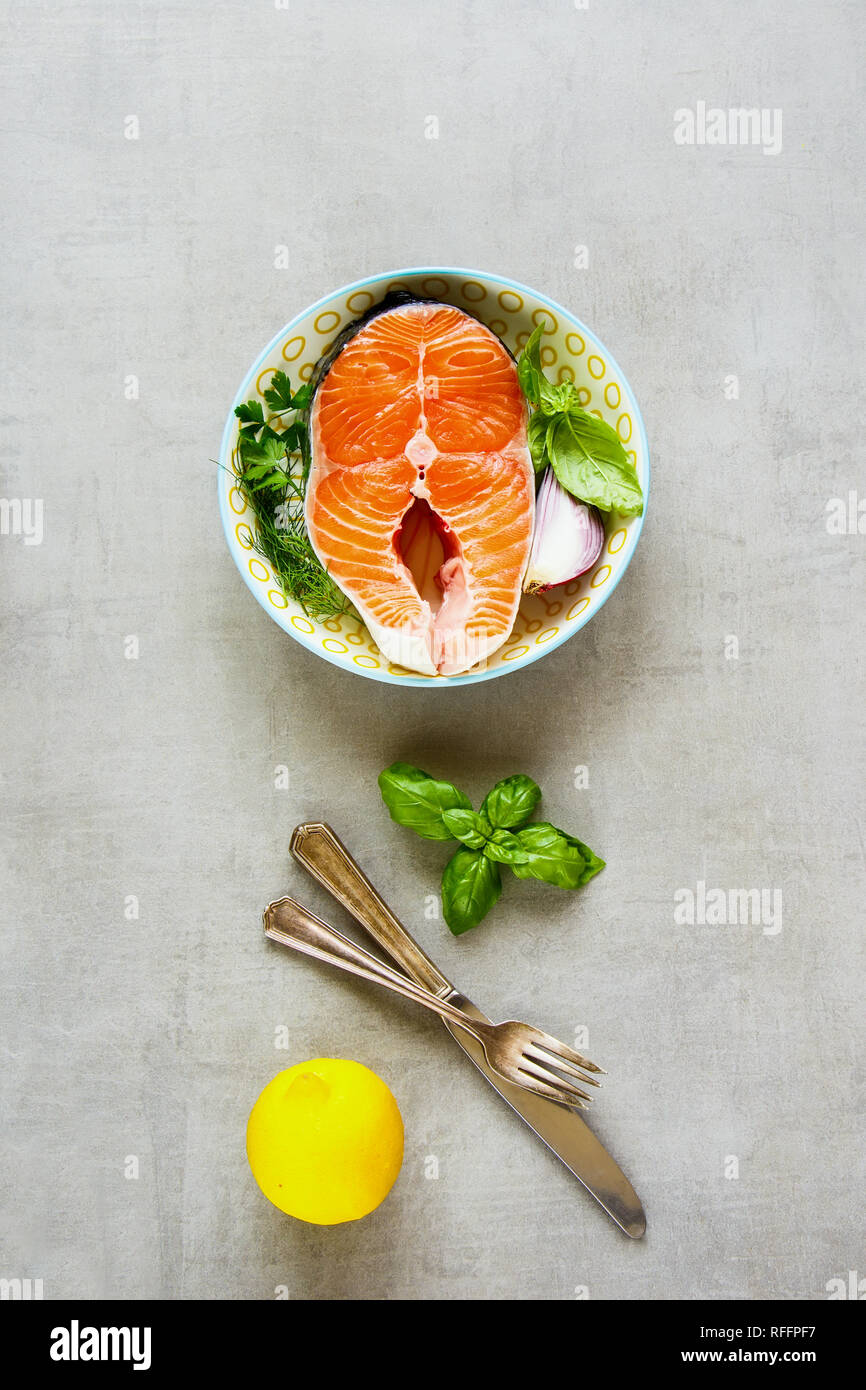 Frischer Lachs Steaks und Zutaten zum Kochen flach Stockfoto
