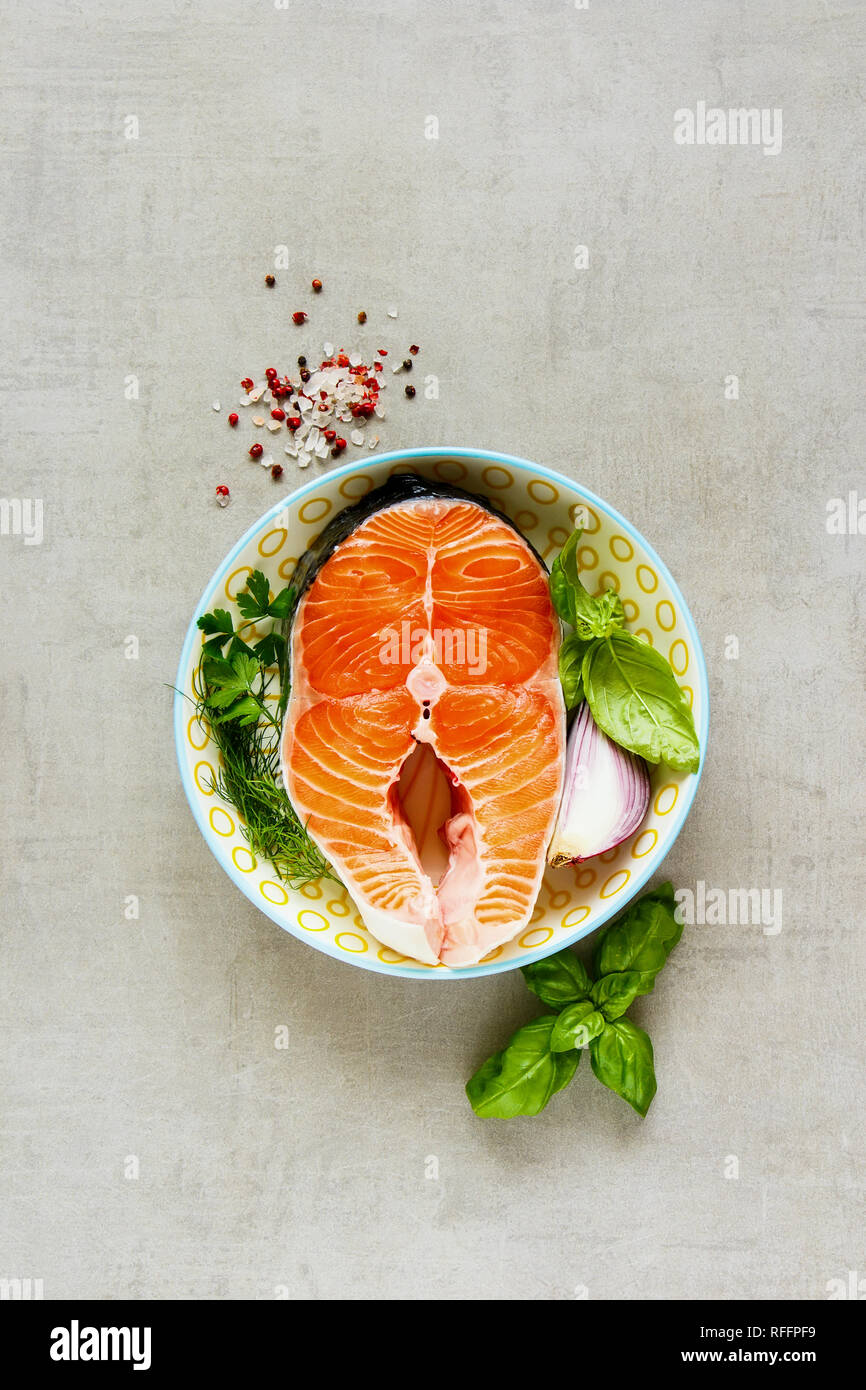 Flach ungekochten Lachs Steak und Zutaten zum Kochen. Ansicht von oben Stockfoto