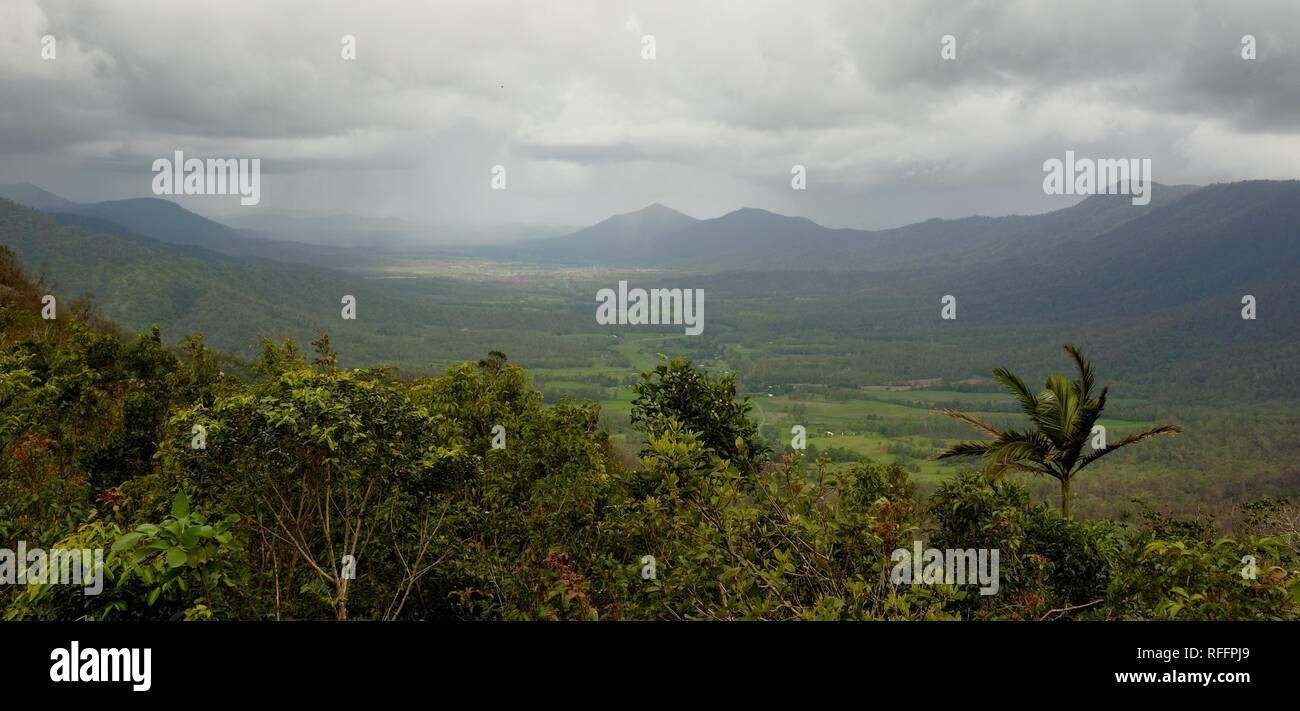 Wolken über den grünen Hügeln im Pioneer Valley, Szenen aus dem Laufwerk, bis die Mackay Eungella Straße nach dem 2018 Eungella Buschfeuer. Stockfoto