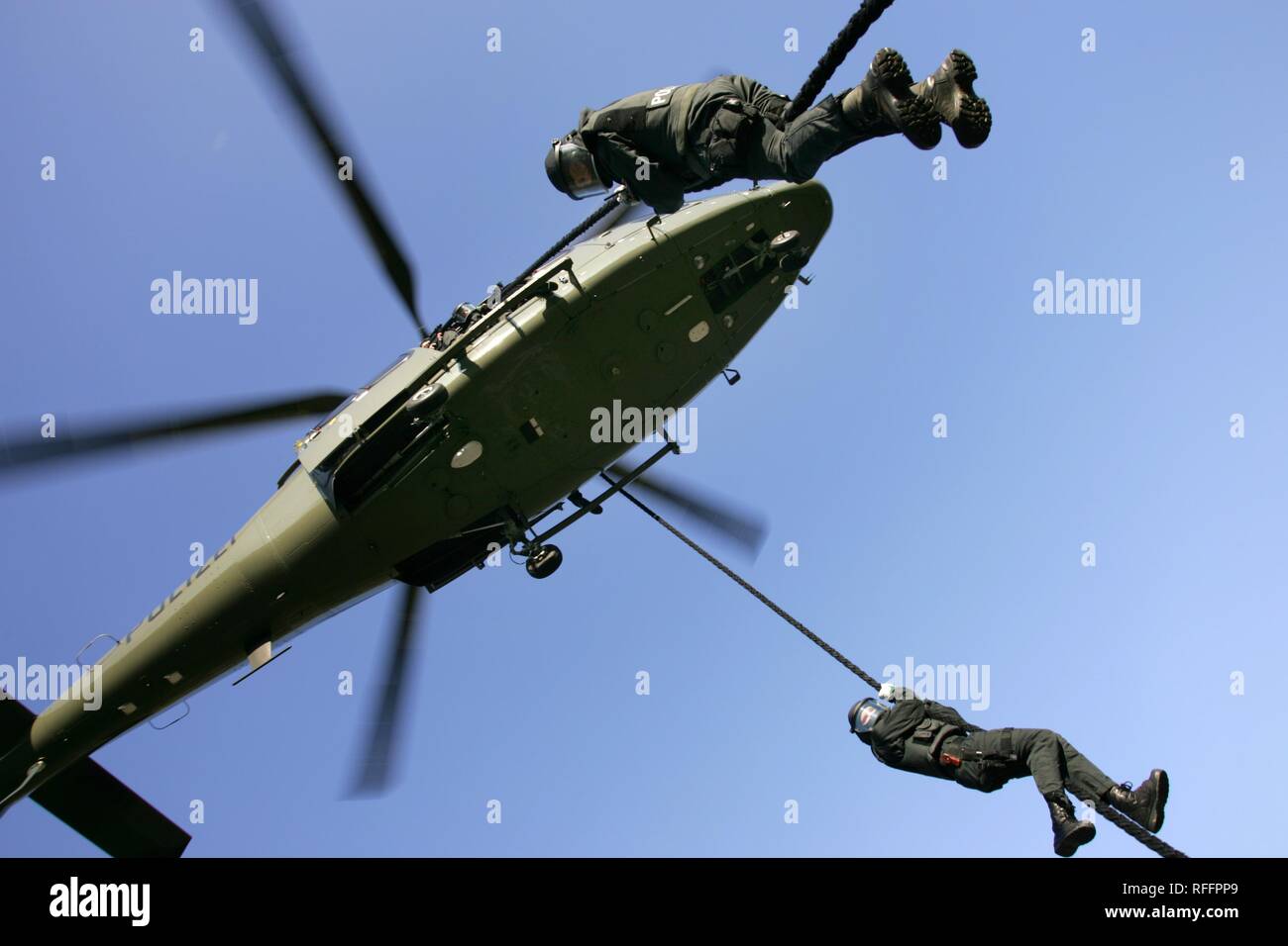 DEU, Deutschland, Essen, 23.11.2005: SWAT-Team NRW Polizei Spezialeinheiten zu einem fastroping Training aus einer EC155 Hubschrauber. | Stockfoto