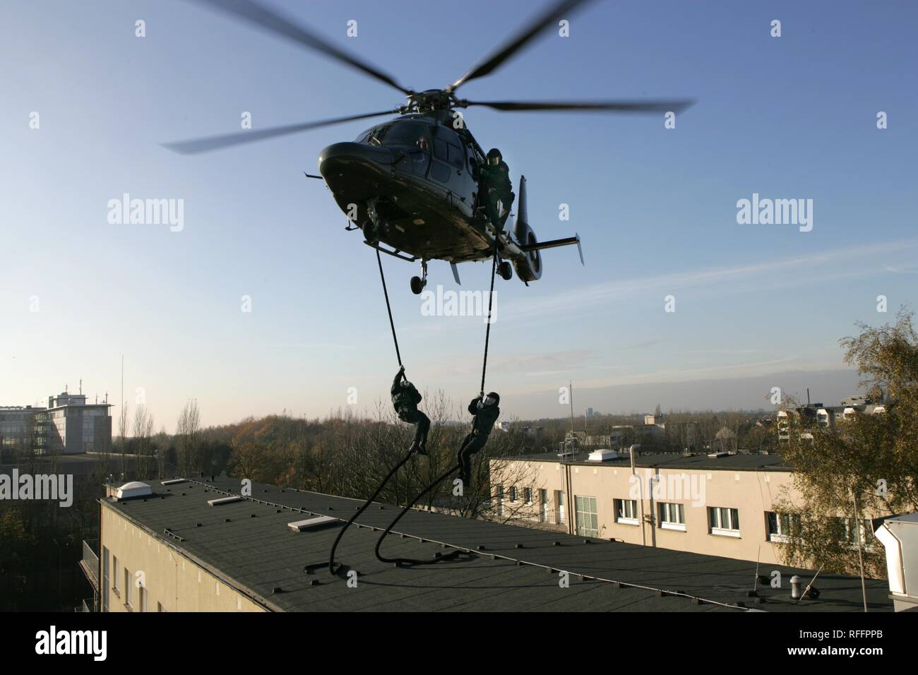 DEU, Deutschland, Essen, 23.11.2005: SWAT-Team NRW Polizei Spezialeinheiten zu einem fastroping Training aus einer EC155 Hubschrauber. | Stockfoto