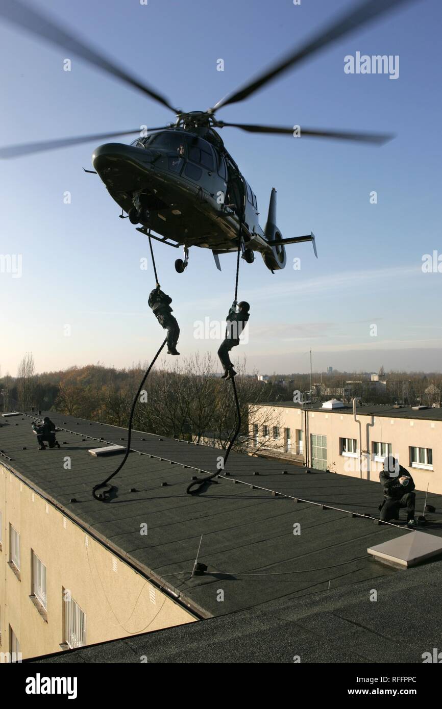 DEU, Deutschland, Essen, 23.11.2005: SWAT-Team NRW Polizei Spezialeinheiten zu einem fastroping Training aus einer EC155 Hubschrauber. | Stockfoto