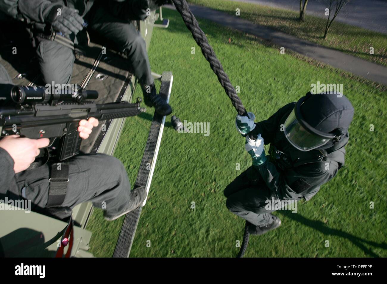 DEU, Deutschland, Essen, 23.11.2005: SWAT-Team NRW Polizei Spezialeinheiten zu einem fastroping Training aus einer EC155 Hubschrauber. | Stockfoto