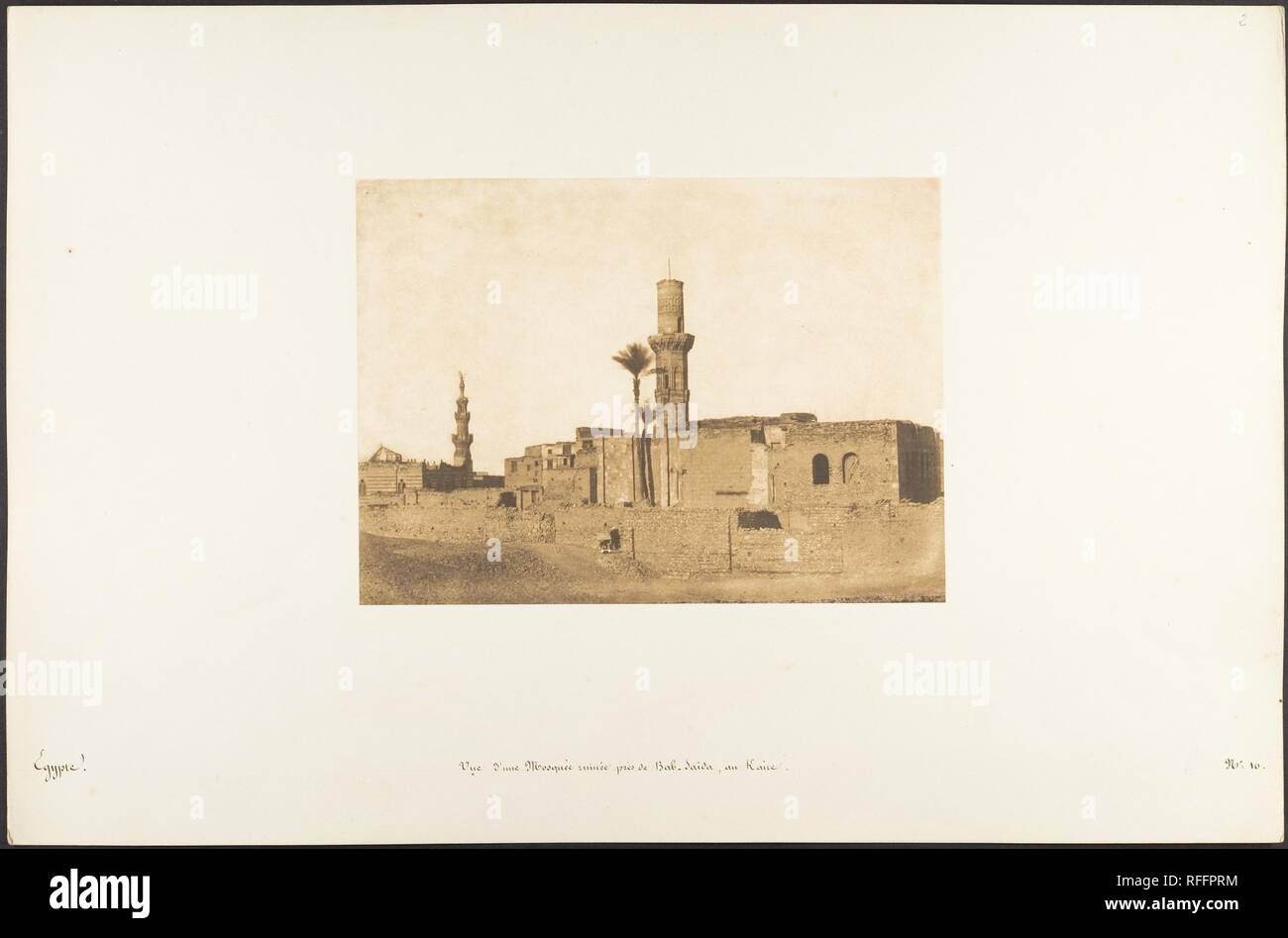 Vue d'une Mosquée ruinée près de Bab-Saïda, au Kaire. Artist: Maxime Du Camp (Französisch, 1822-1894). Abmessungen: Bild: 6 1/4 x 8 9/16 in. (15,8 × 21,8 cm) Berg: 12 5/16 x 18 11/16 in. (31,2 × 47,5 cm). Datum: Dezember 1849 - Januar 1850. Museum: Metropolitan Museum of Art, New York, USA. Stockfoto