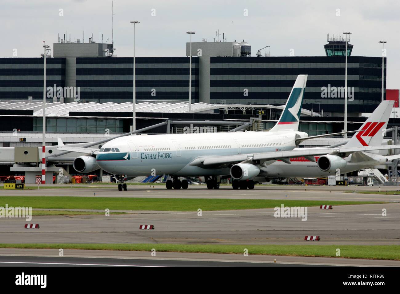 Der internationale Flughafen Amsterdam Schiphol, Airbus A 340 von Cathay Pacific, Amsterdam, Nordholland, Niederlande Stockfoto