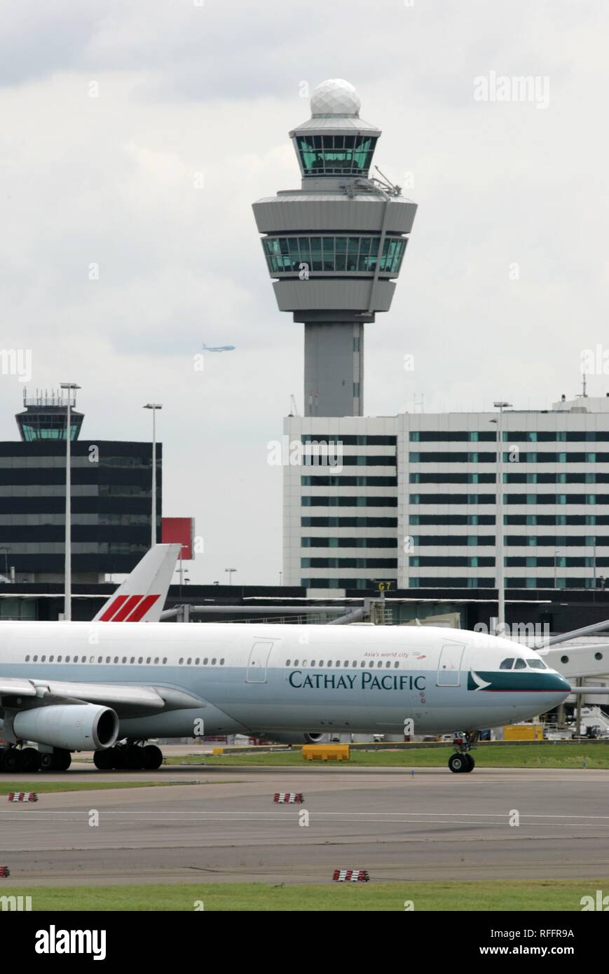 Der internationale Flughafen Amsterdam Schiphol, Airbus A 340 von Cathay Pacific, Amsterdam, Nordholland, Niederlande Stockfoto