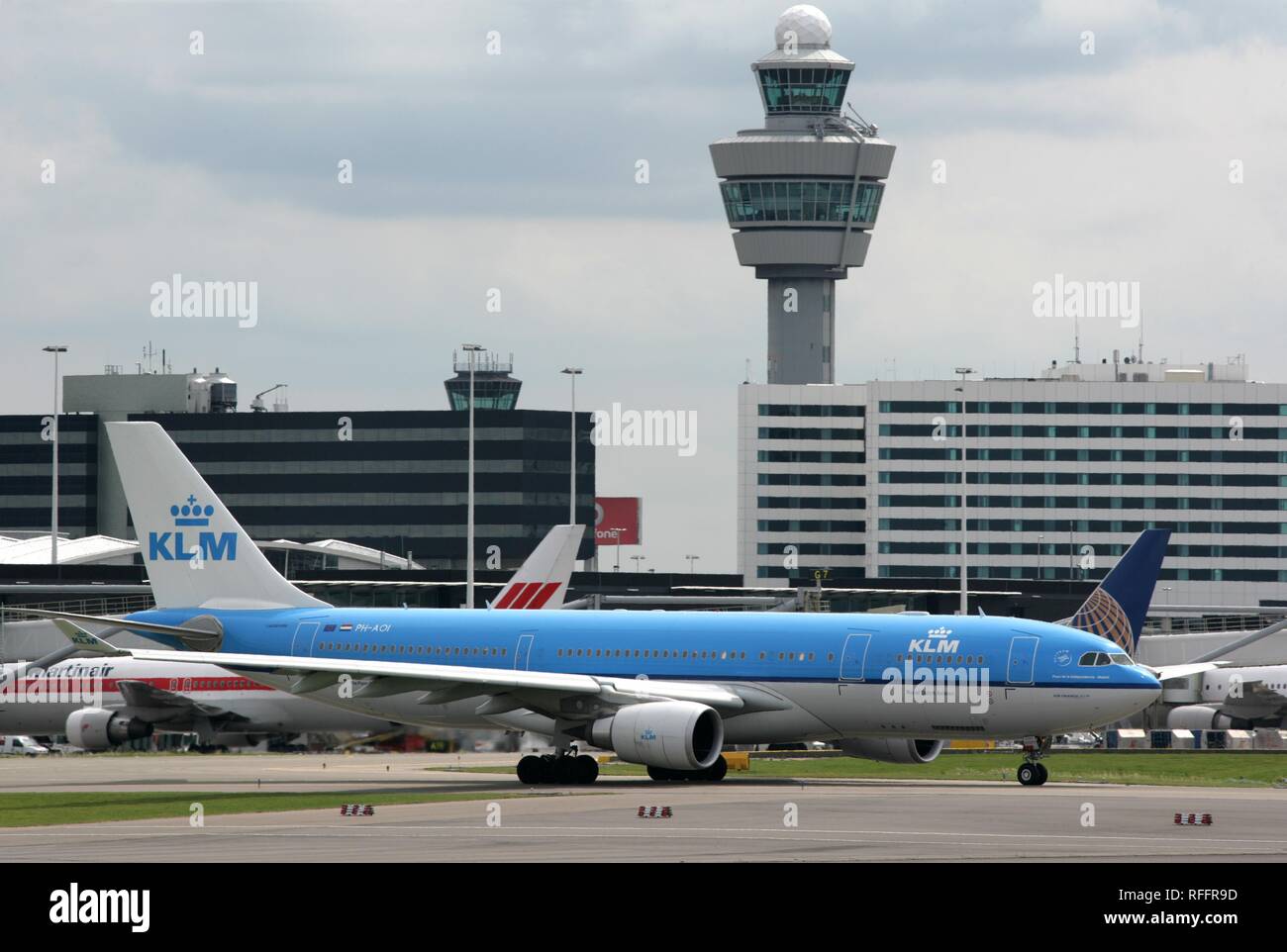 Der internationale Flughafen Schiphol Amsterdam mit KLM Flugzeug, Amsterdam, Nordholland, Niederlande Stockfoto