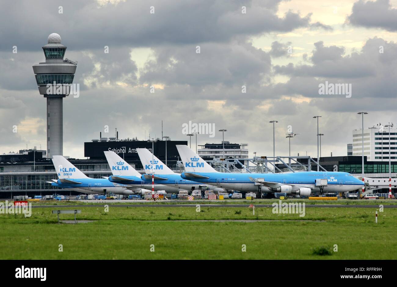 Der internationale Flughafen Schiphol Amsterdam mit KLM Flugzeuge, Amsterdam, Nordholland, Niederlande Stockfoto