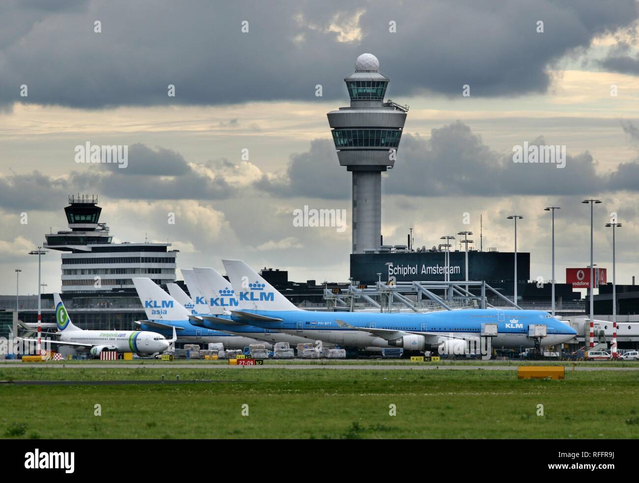 Der internationale Flughafen Schiphol Amsterdam mit KLM Flugzeuge, Amsterdam, Nordholland, Niederlande Stockfoto