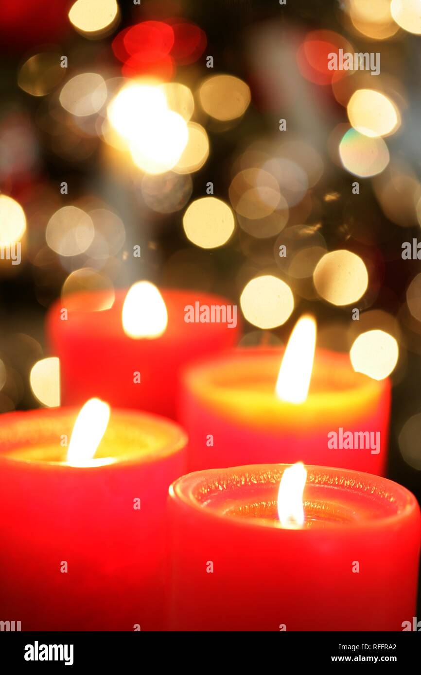 Weihnachtsdekoration. | Kerzen angezündet. Stockfoto