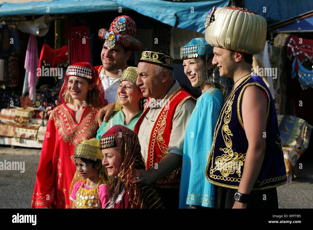 TUR, Türkei, Alanya: Türkische Riviera. Ic Kale Fort, Touristen in traditionellen, historischen türkischen Kleider fotografiert. Stockfoto