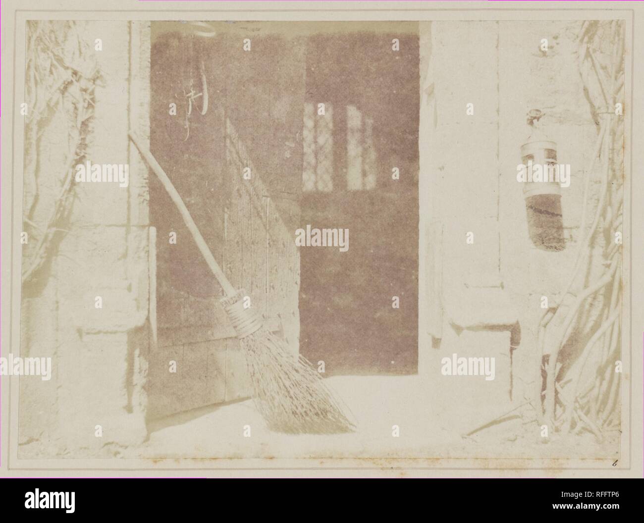 Die offene Tür. Künstler: William Henry Fox Talbot (Briten, Dorset 1800-1877 Lacock). Datum: vor Mai 1844. Museum: Metropolitan Museum of Art, New York, USA. Stockfoto
