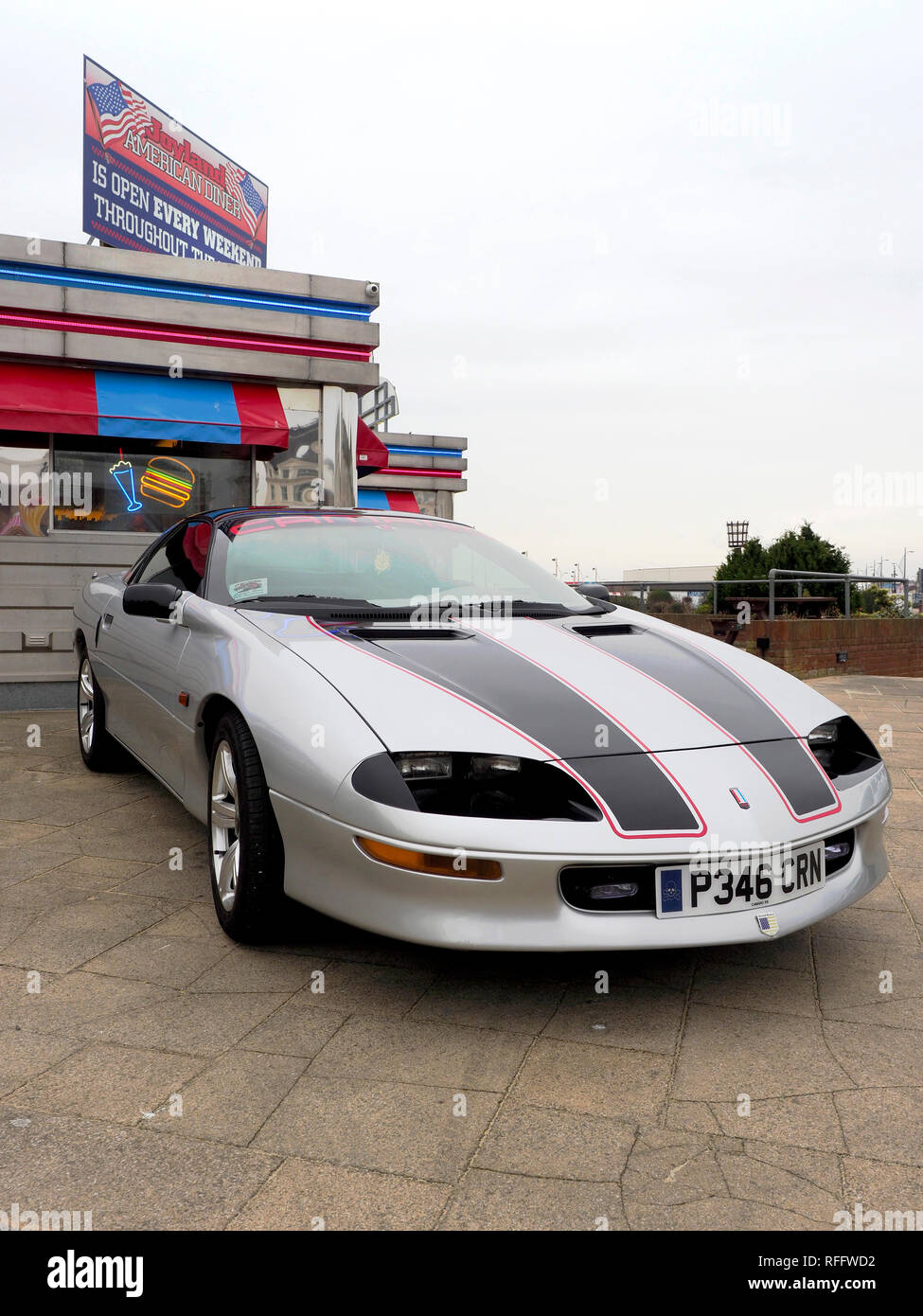 Eine silberne vierte Generation des Chevrolet Camaro Sportcoupé von den späten 1990er Jahren zu einem Klassiker in Great Yarmouth. Stockfoto