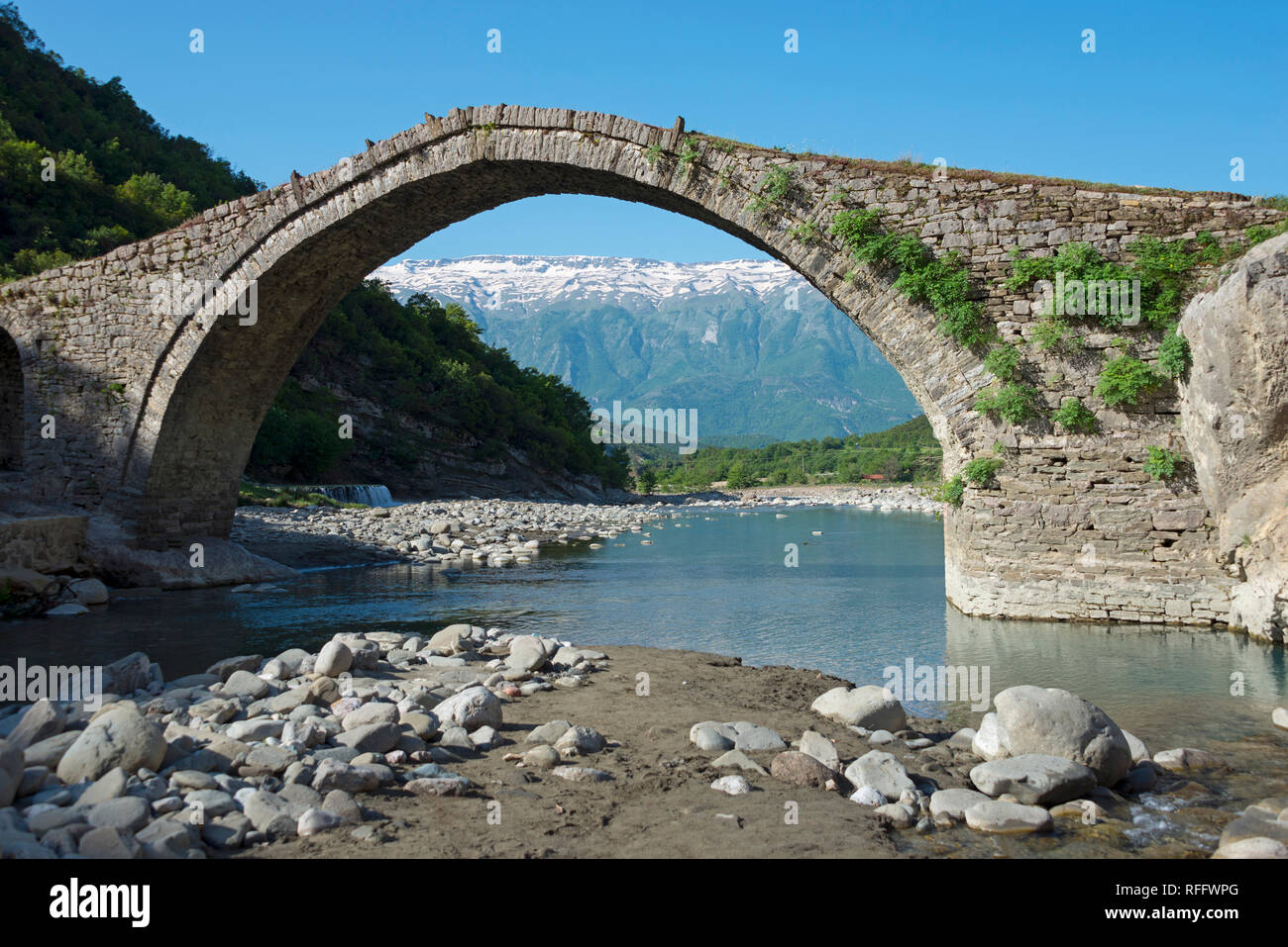 Osmanische Steinbogenbrücke Ura e Katiut, Fluss Lengarica, Benja, Albanien, Benje Stockfoto