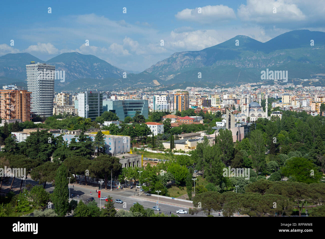Blick auf die Stadt, Stadtzentrum mit TID Turm und Große Moschee, Blick vom Sky Tower, Berge im Rücken, Tirana, Albanien Stockfoto