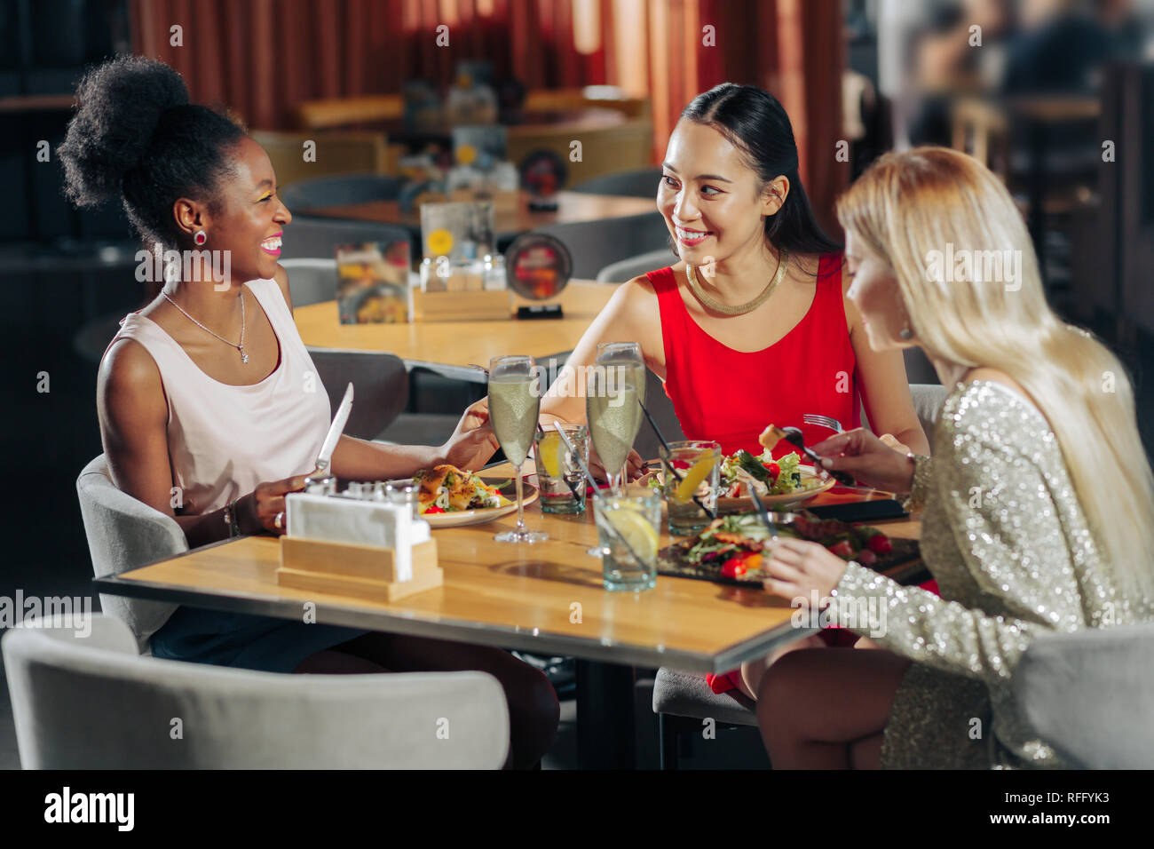 Frau lachend während die Ausgaben Abend mit Freunden Stockfoto