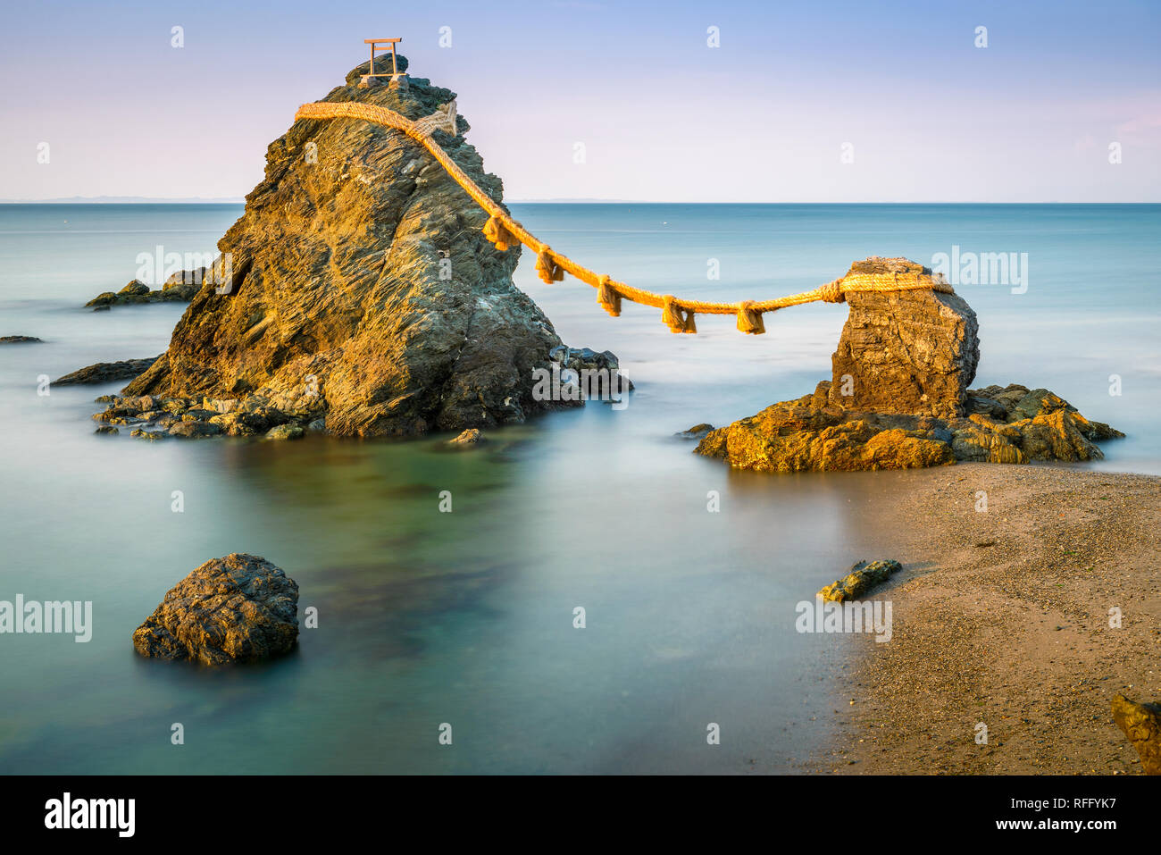 Meoto Iwa Felsen, Futami, Präfektur Mie, Japan in der Morgendämmerung. Stockfoto