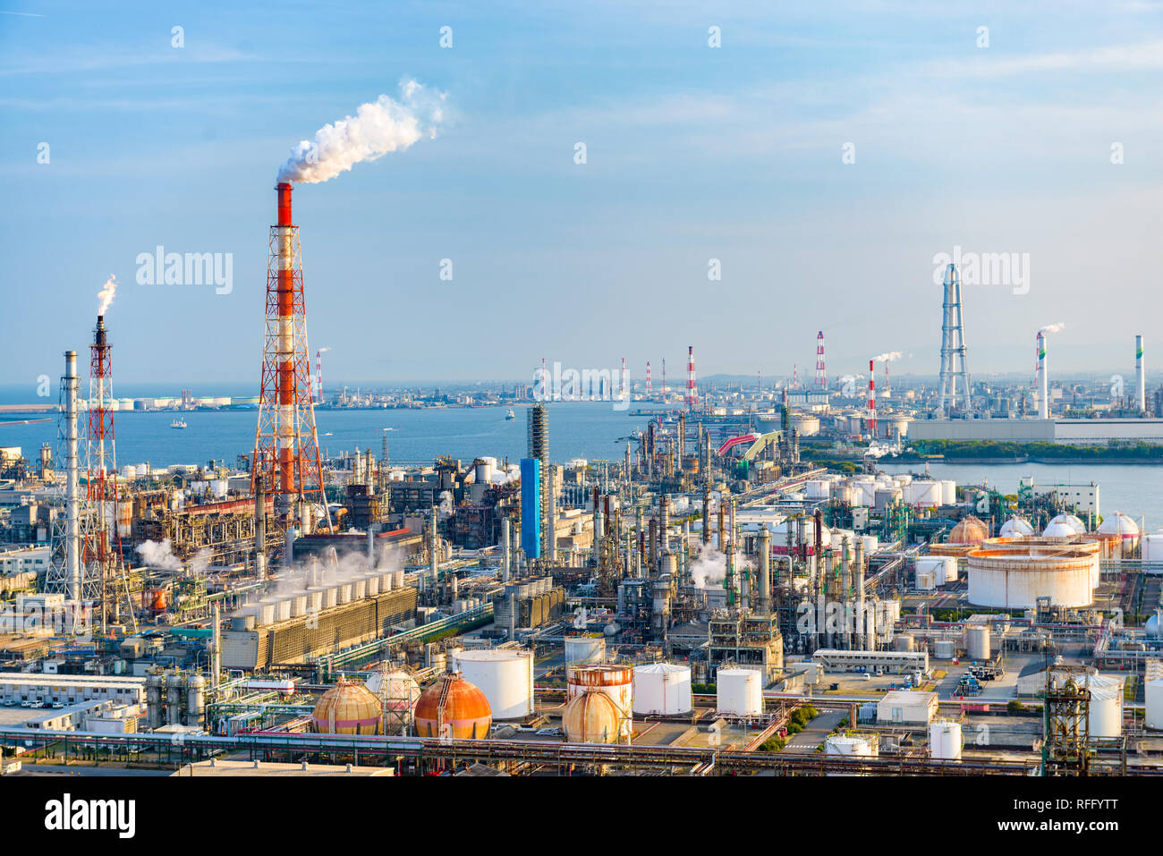 Fabriken und Produktionsanlagen in der Dämmerung in Yokkaichi, Japan. Stockfoto