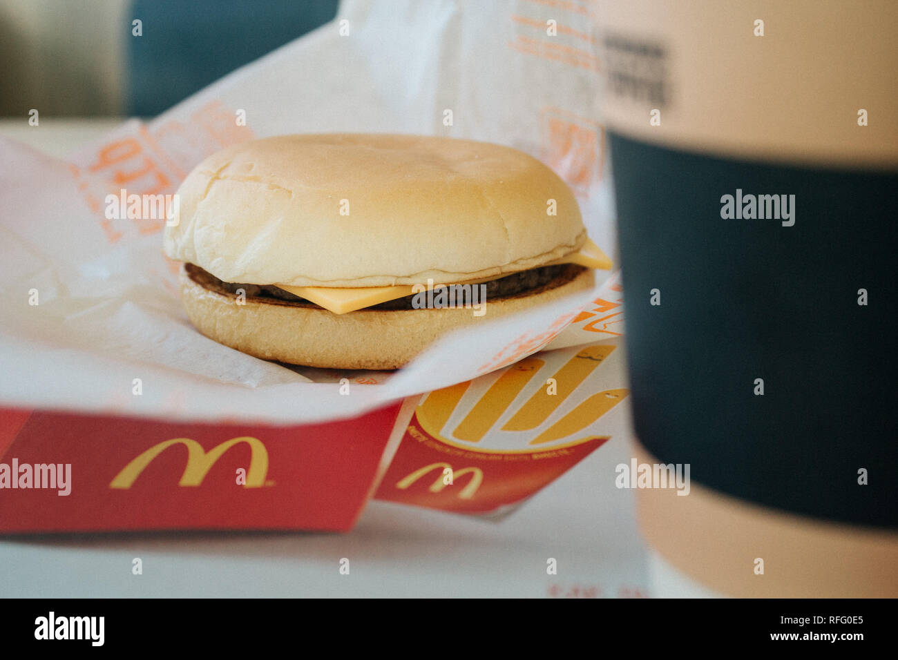 Moskau, Russland - 11 18 2018: Hamburger Menü bei McDonald's Restaurant, Kaffee, Cheeseburger. Fastfood und Junk Food Stockfoto