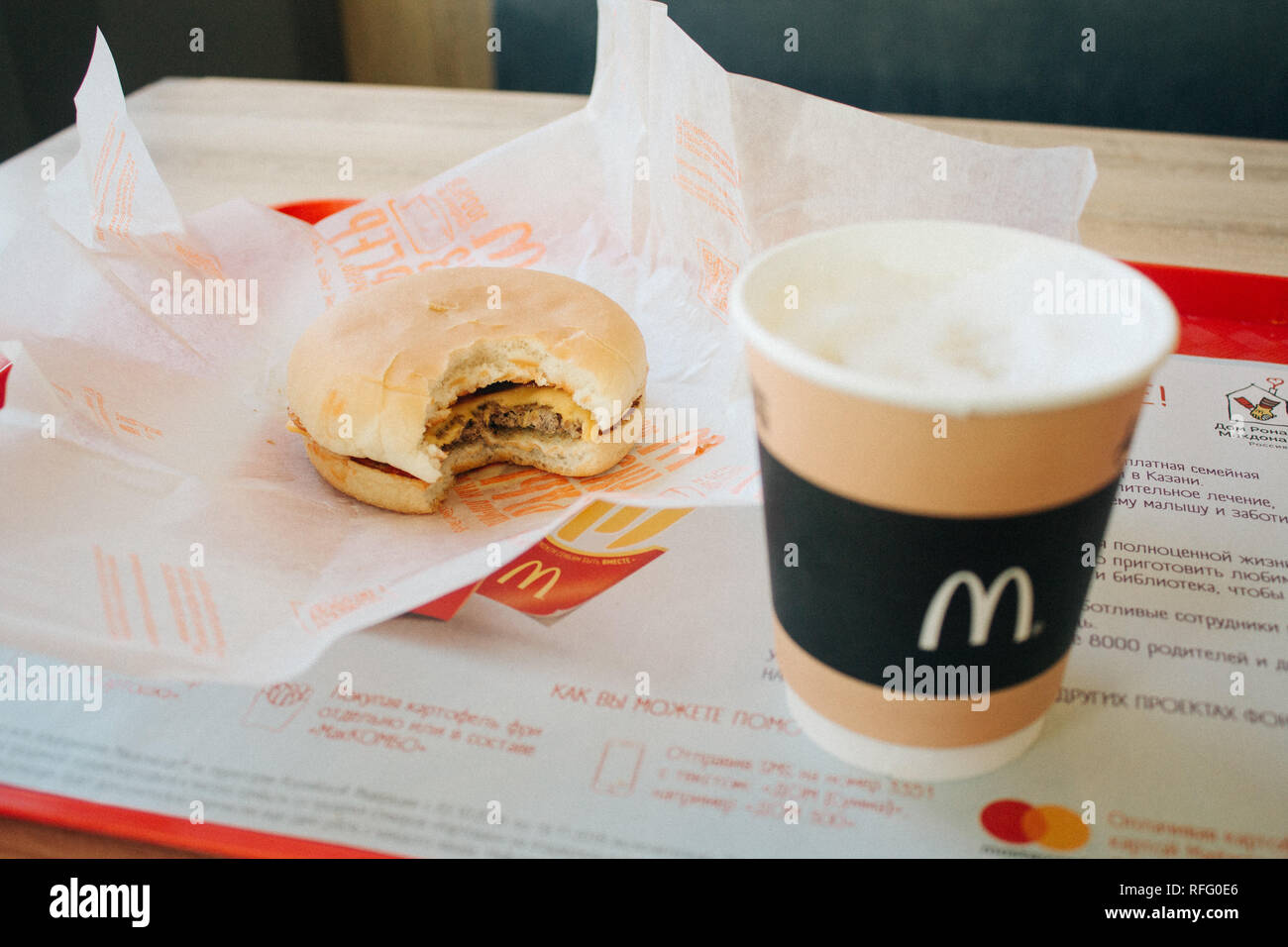Moskau, Russland - 11 18 2018: Hamburger Menü bei McDonald's Restaurant, Kaffee, Cheeseburger. Fastfood und Junk Food Stockfoto