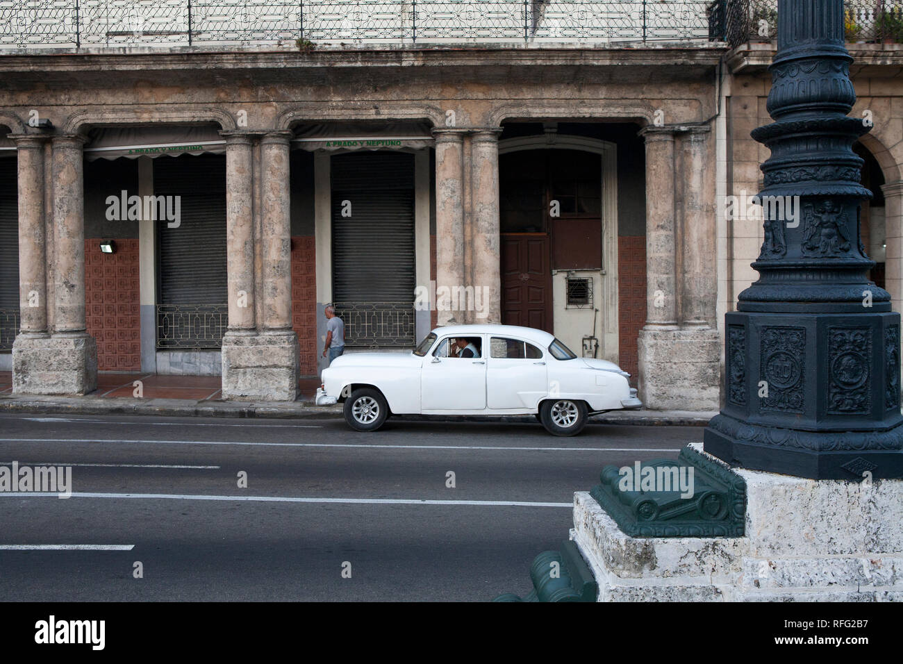 Havanna, Cuba Street Scene alte Autos farbige Gebäude Stockfoto