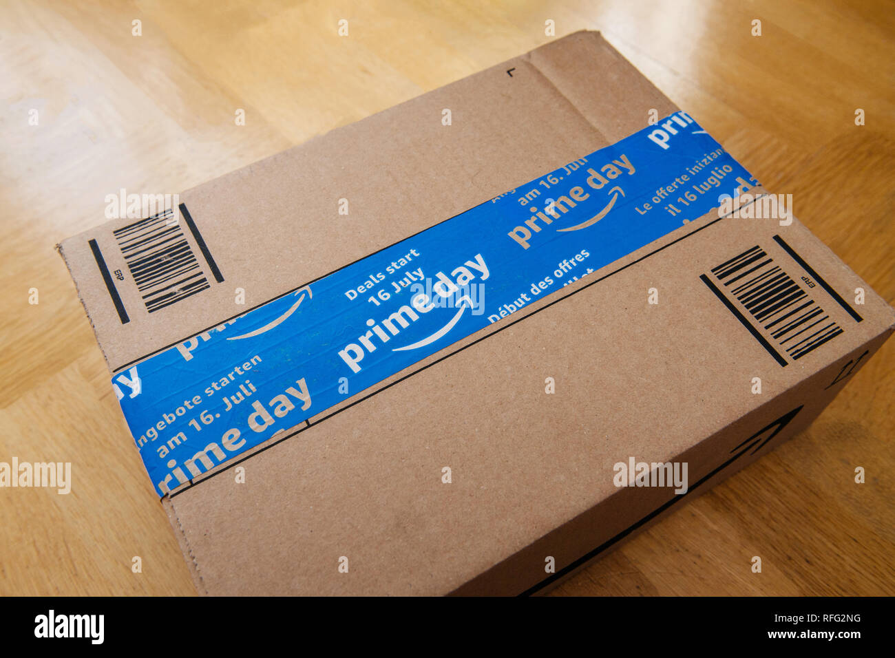 PARIS, Frankreich - 12 Jul, 2108: Amazon Prime Tag Karton Paket auf Parkett  mit speziellen blauen Klebeband für die Prime Tag mit einem Tag der  Angebote, Rabatte und unverschämte Shopping Stockfotografie - Alamy