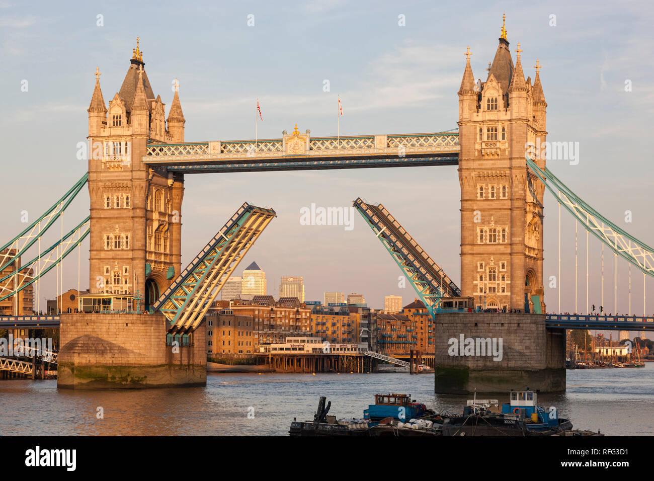 Die Tower Bridge über die Themse getroffen Stockfoto