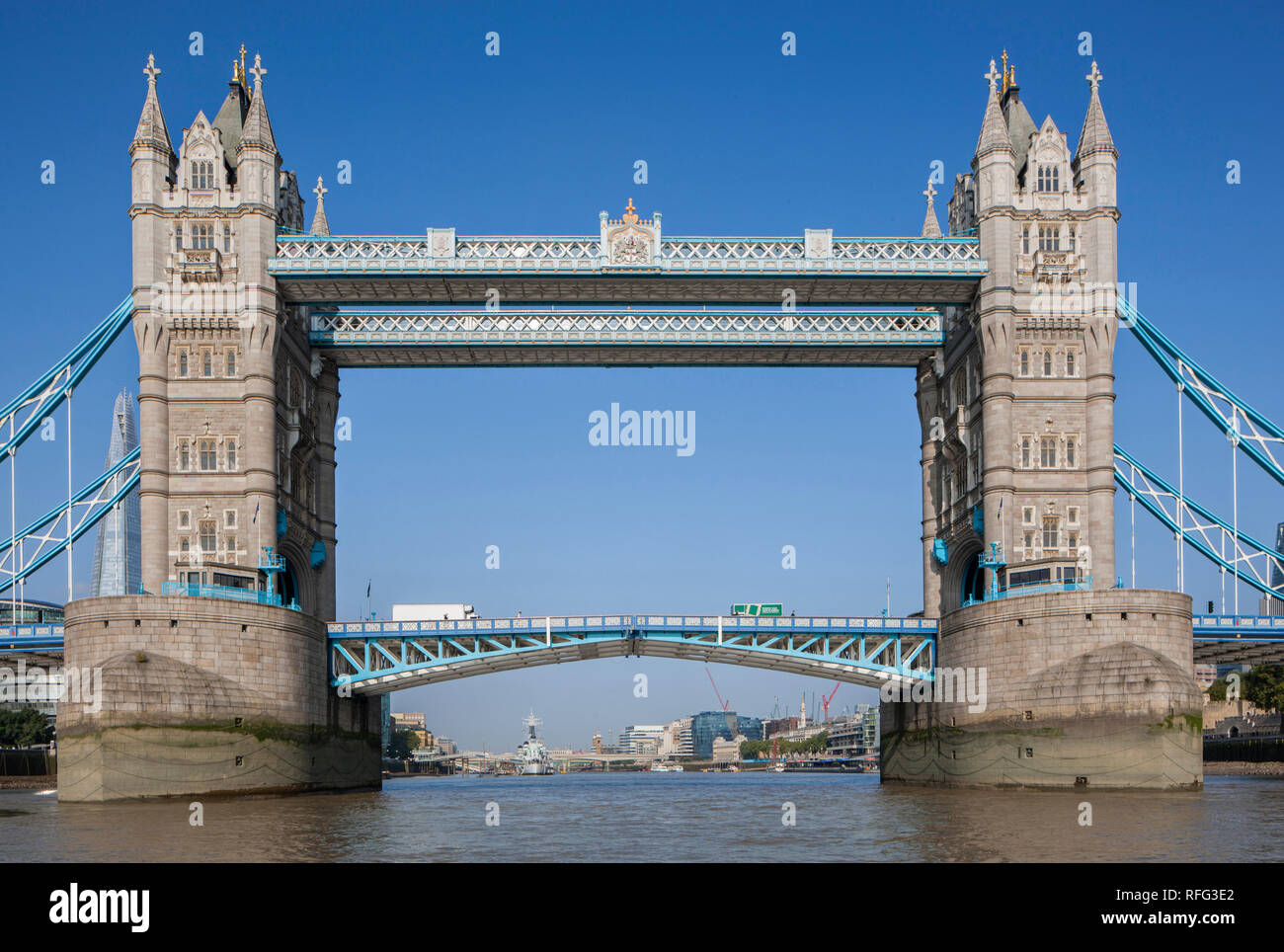 Die Tower Bridge über die Themse getroffen Stockfoto