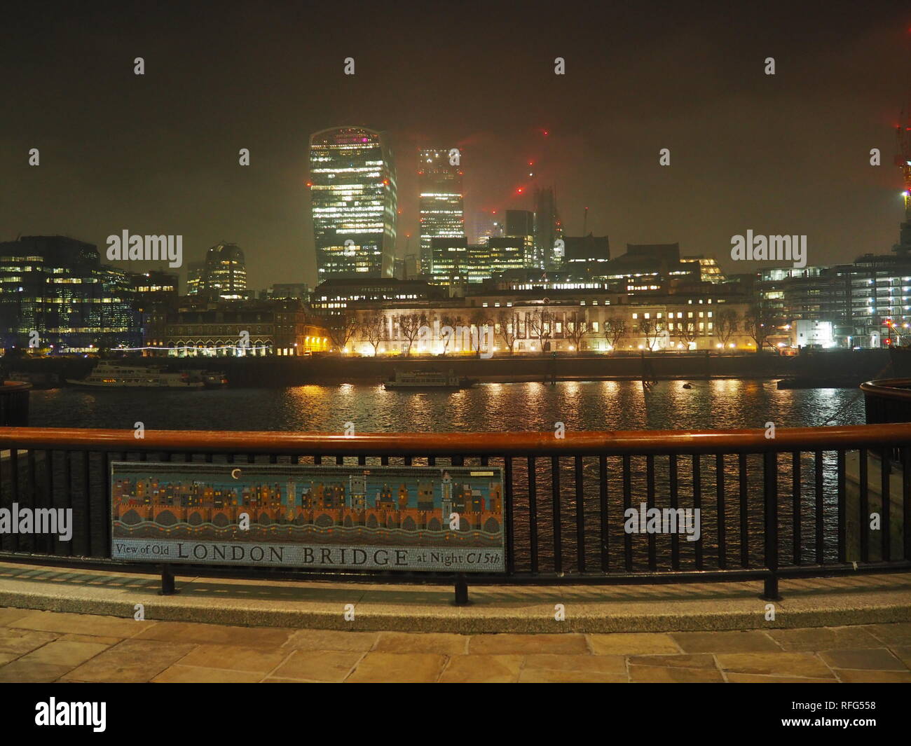 'Blick auf die London Bridge bei Nacht' Zeichen aus dem Heu Galleria - London - UK Stockfoto