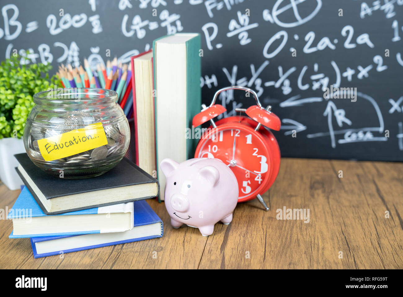 Münzen Geld sparen Erhöhung der Investitionen zu Studenten Darlehen für Concept fonds Finanzen und Bildung - Bild Stockfoto