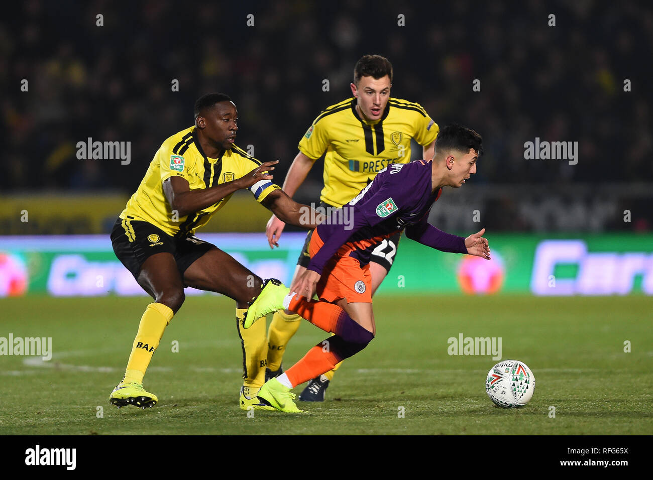 BURTON-on-Trent, Großbritannien, 23. Januar. Manchester City, Ian Carlo Poveda (83) hält weg von Burton Albion vorwärts Lucas Akins (10) Während die Carabao Pokalspiel zwischen dem Burton Albion und Manchester City an der Pirelli Stadium, Burton upon Trent am Mittwoch, 23. Januar 2019. (Credit: MI Nachrichten & Sport) Stockfoto