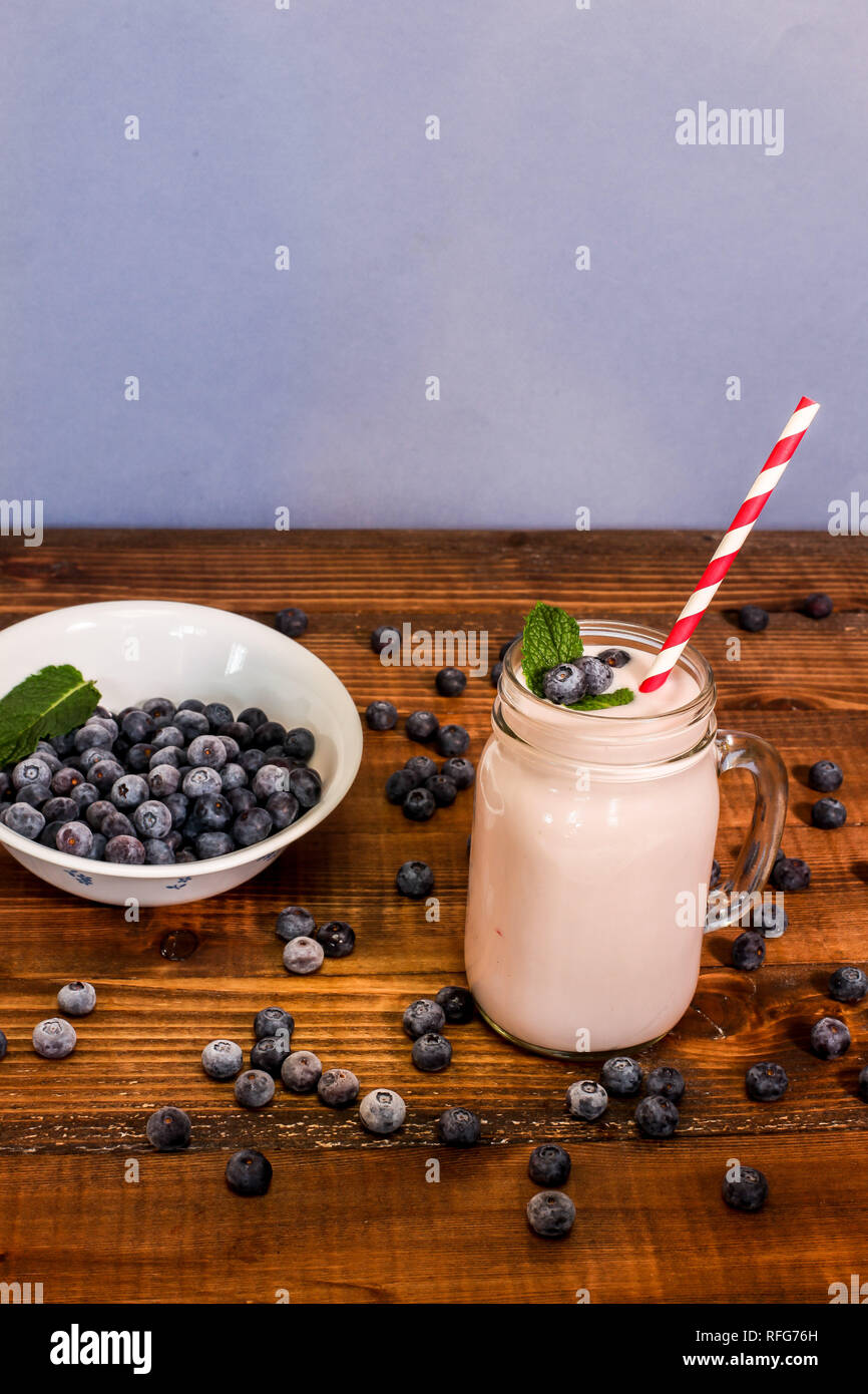 Blueberry Smoothie mit minzeblatt und Stroh auf hölzernen Tisch Stockfoto