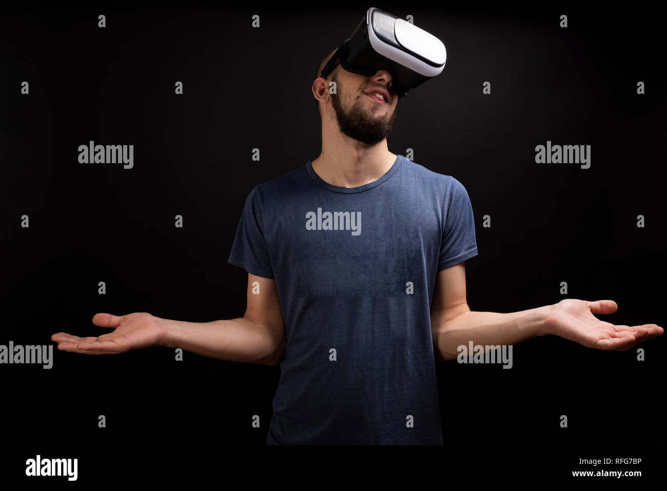 Junge Menschen fragen sich während der Verwendung eines VR-Gang. Virtual Reality Technologie ist die Zukunft für die Wirtschaft. Kopieren Sie Speicherplatz zur Verfügung Stockfoto