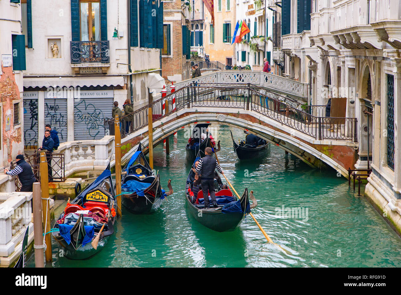 Gondel, die traditionelle Venezianische Boot, auf dem Kanal mit Touristen, Venedig, Italien Stockfoto