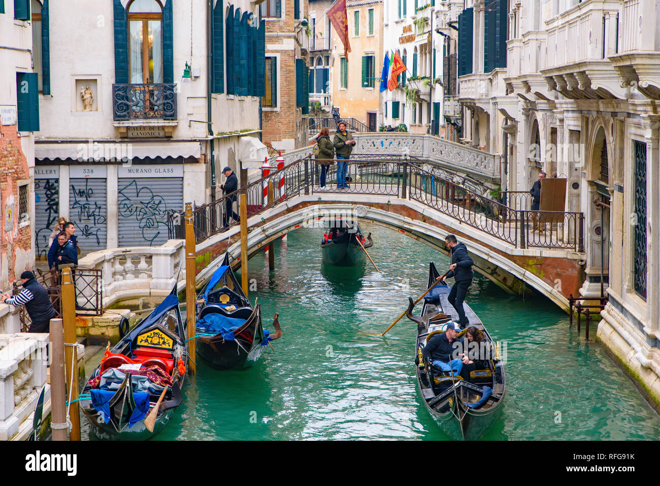 Gondel, die traditionelle Venezianische Boot, auf dem Kanal mit Touristen, Venedig, Italien Stockfoto