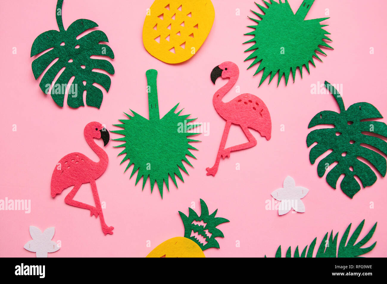 Sommer Hintergrund mit viel Flamingos, tropische Blätter und Ananas. Stockfoto