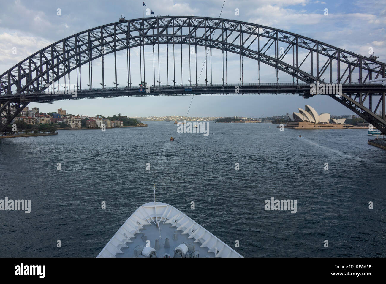 Australien, New South Wales, Sydney, Schiff nähert sich die Brücke Stockfoto