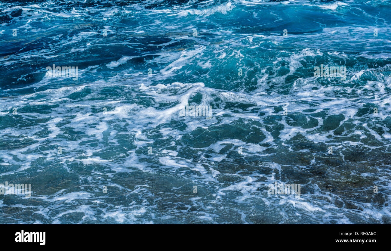 Oberfläche der blauen Meer Wasser mit weißer Schaum an einem sonnigen Tag - wave Details - Stockfoto