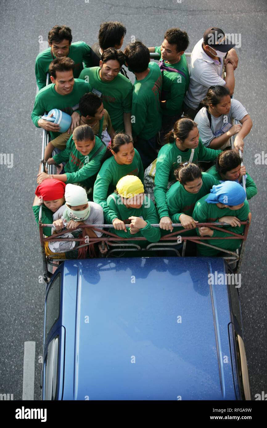 THA Thailand Bangkok Arbeiter einer Baufirma auf dem Weg nach Hause nach Verschiebung Stockfoto