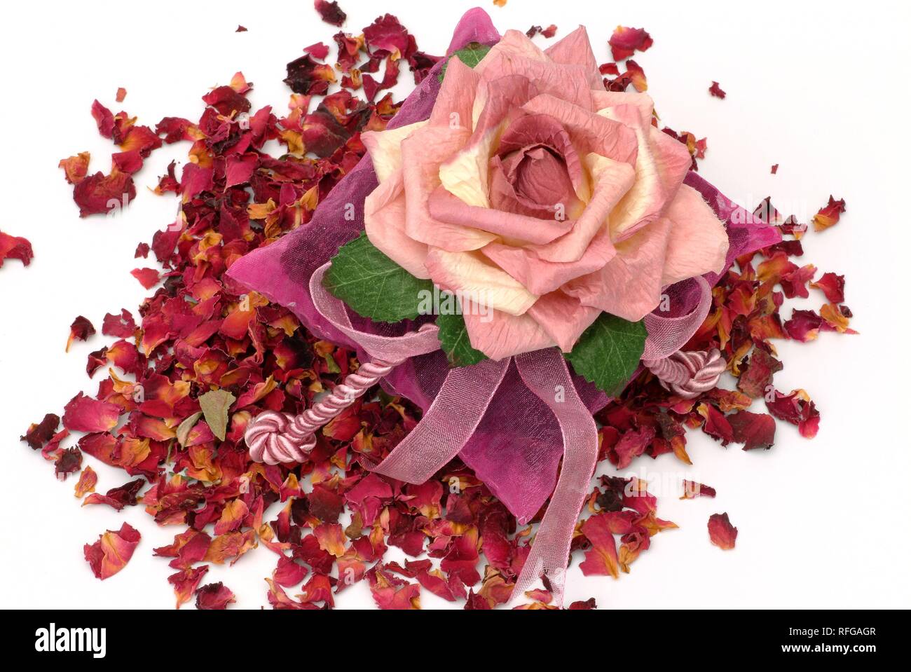 Parfümierte Kissen mit Rosenblättern Stockfoto