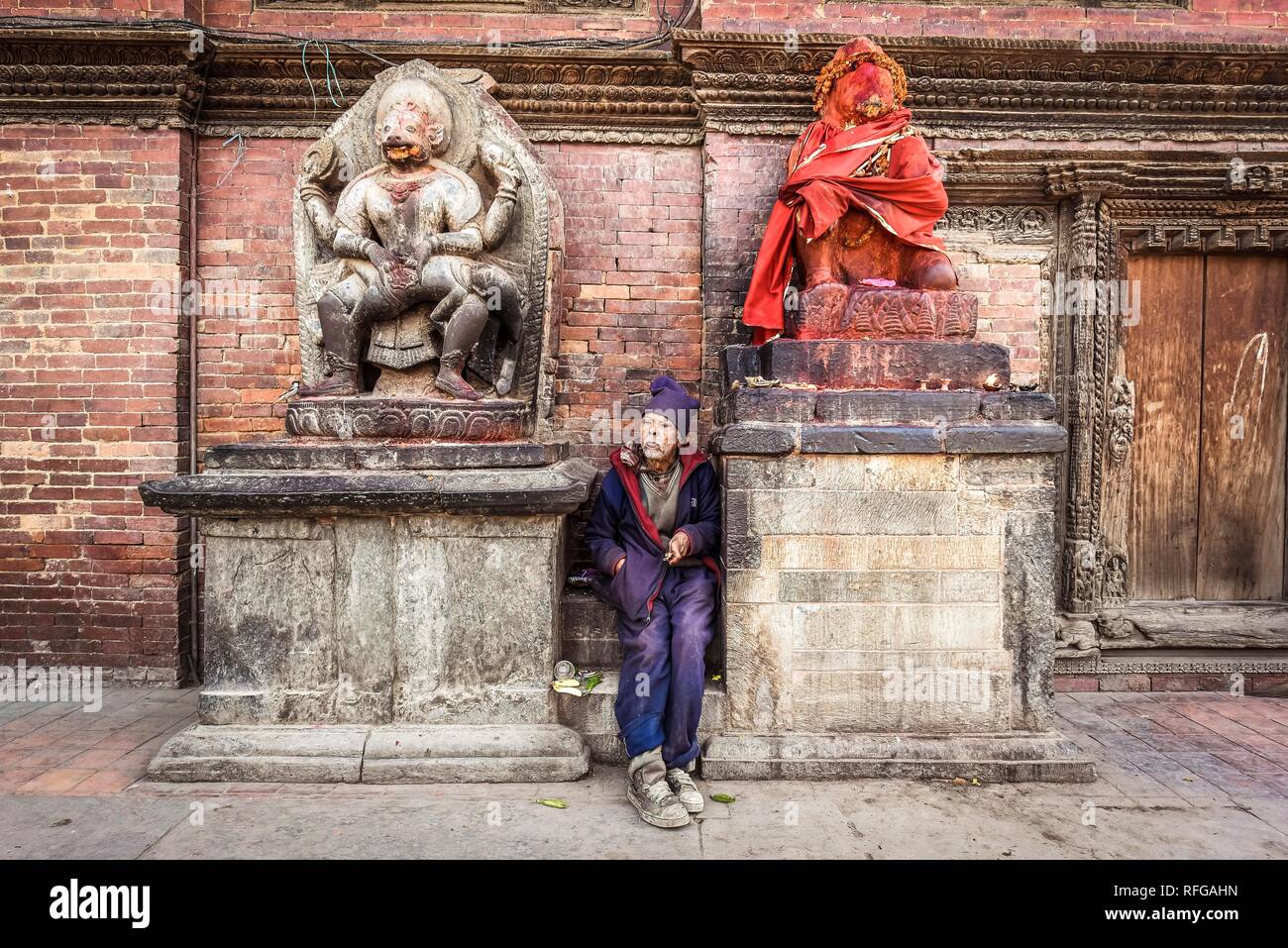 Hinduistische Statuen, Mann, Patan Durbar Square, Kathmandu Tal, Himalaya, Nepal Stockfoto