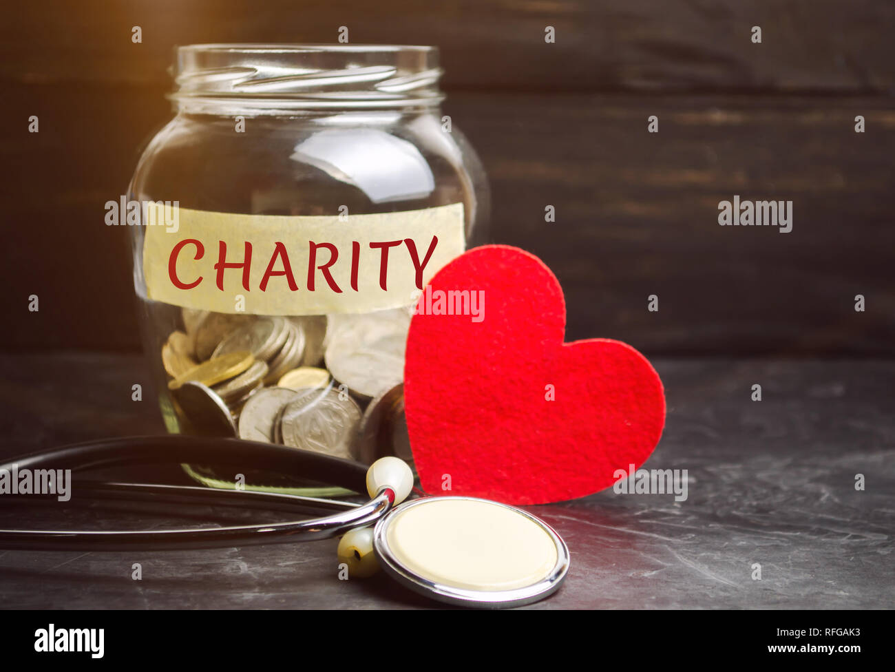 Glas Glas mit den Worten der Liebe und des Herzens. Das Konzept der  Anhäufung von Geld zu spenden. Speichern. Soziale medizinische Hilfe von  Freiwilligen. Charitab Stockfotografie - Alamy