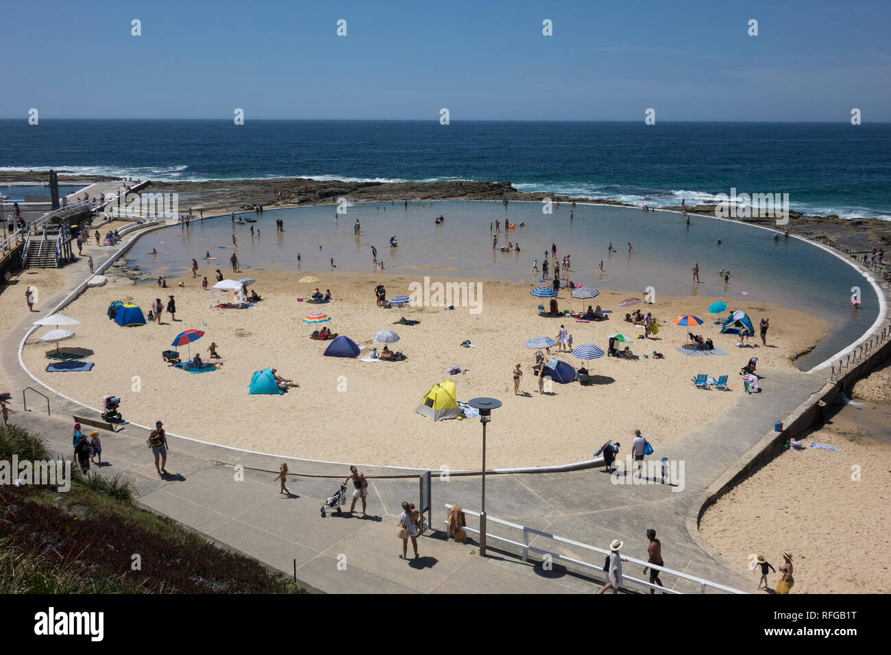 Australien, NSW, Newcastle, Newcastle Beach, flaches Planschbecken Stockfoto